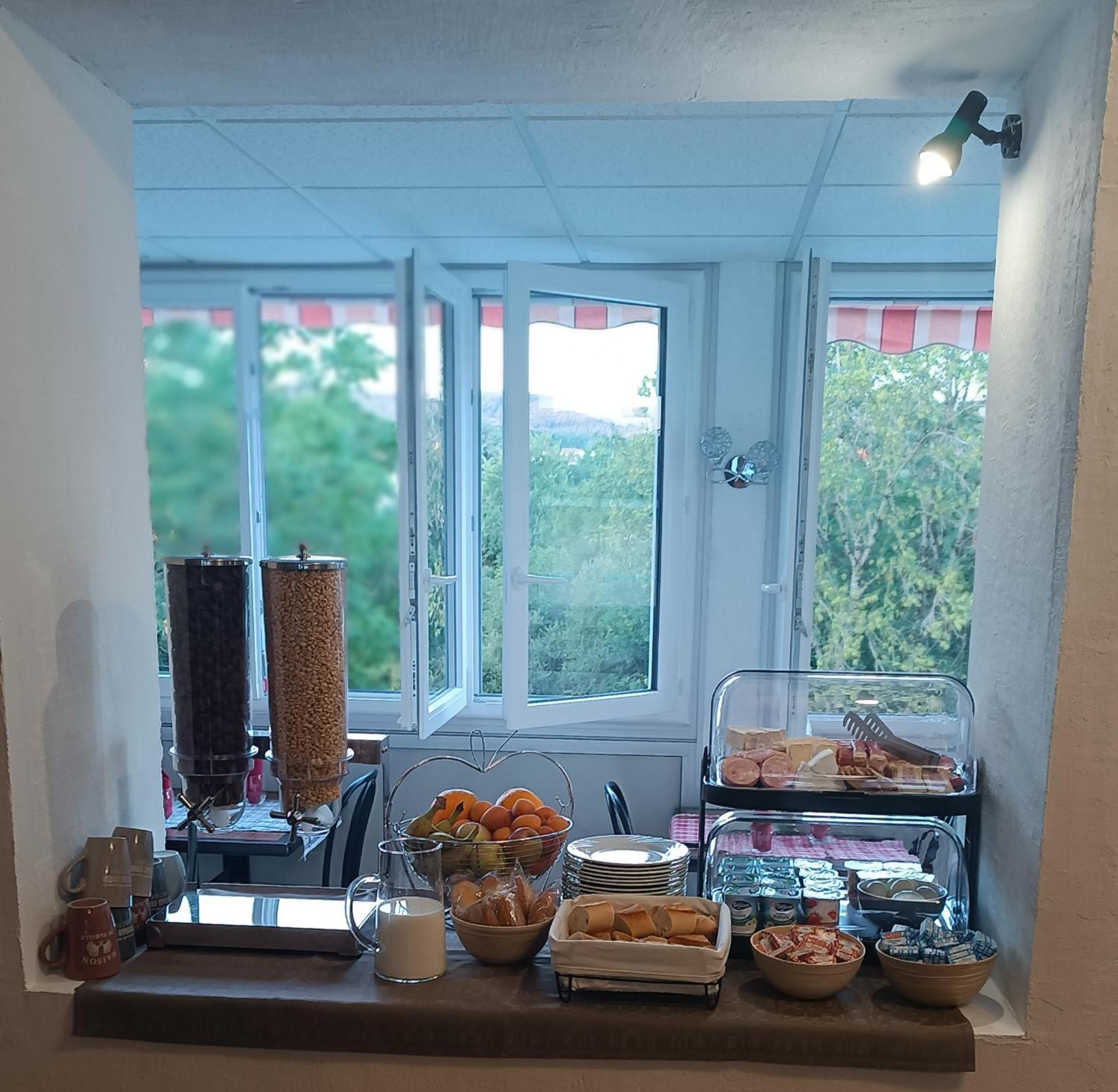 Hotel Le Pommeil Guéret Kültér fotó