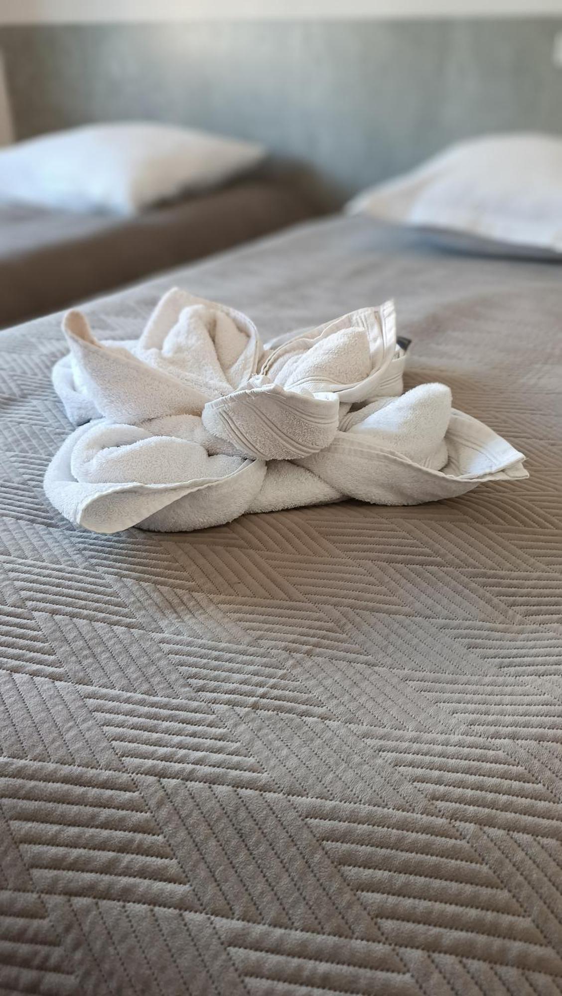 Hotel Le Pommeil Guéret Kültér fotó